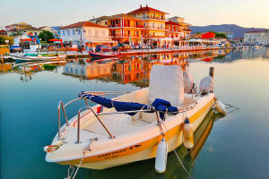 člun a podniky Old Navy, Loukolos a Piperia ve městě Lefkada