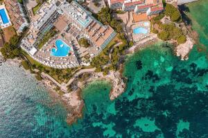 V zátoce Cala Pi de la Posada stojí i slavný luxusní hotel Formentor