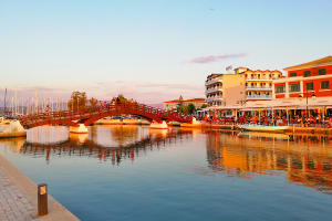 most Lefkada Wooden Bridge a kavárna a čajovna Lagoon ve městě Lefkada