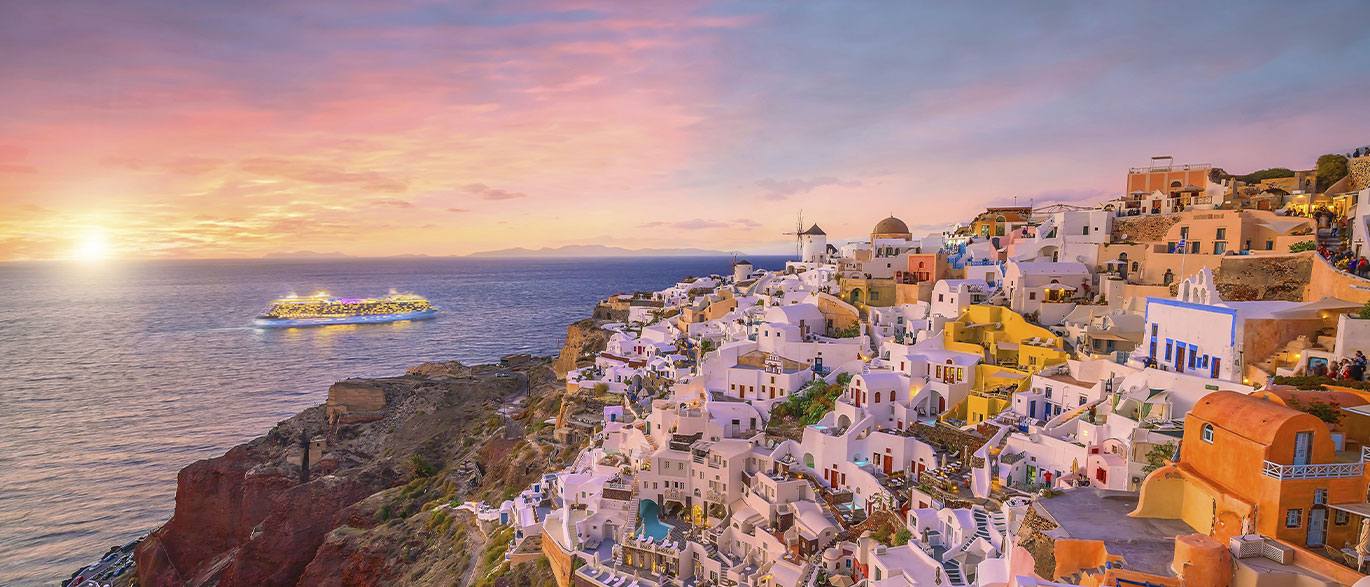 Oia: Vesnička na ostrově Santorini nadchne výhledy i architekturou
