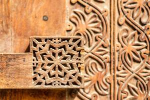 Dveře domů v Ománu bývají často zdobeny ornamenty a vzory