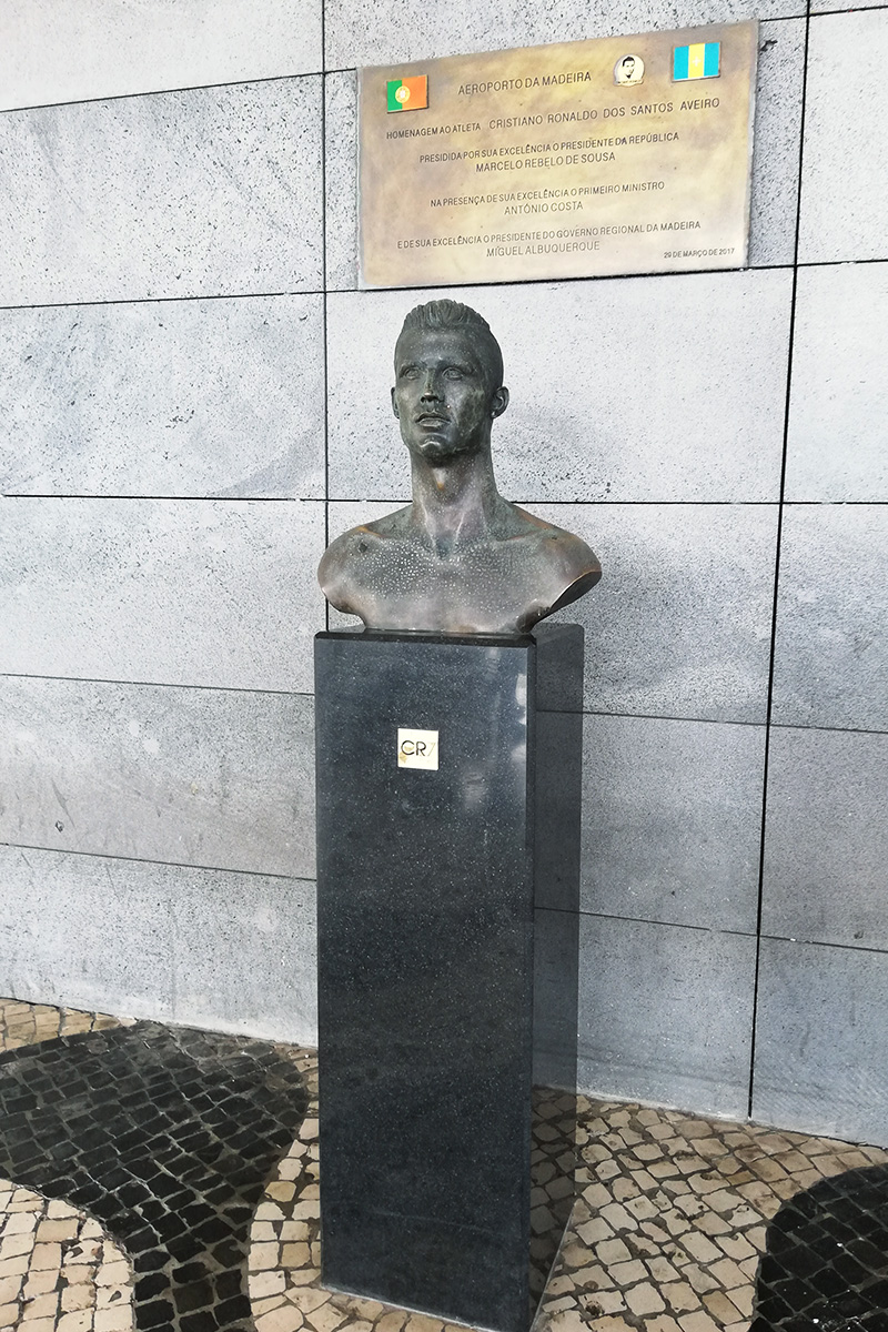 Cristiano Ronaldo má na madeirském letišti svoji bustu