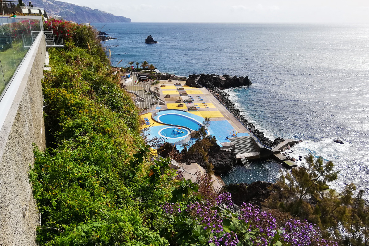 bazén a pláž hotelu Duas Torres ve Funchalu