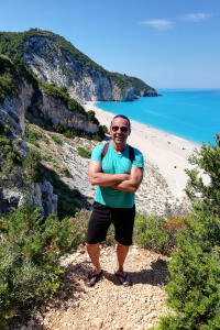 cestovatel Richie z CK Blue Style nad pláží Milos neboli Mylos na ostrově Lefkada