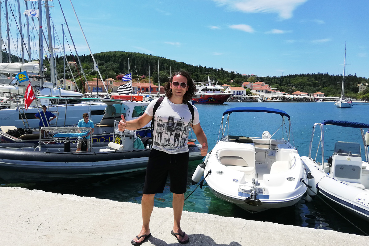 cestovatel Richie z CK Blue Style v přístavní vesničce Fiskardo na řeckém ostrově Kefalonie