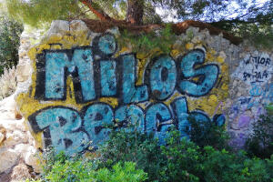 graffiti nedaleko Milos Beach