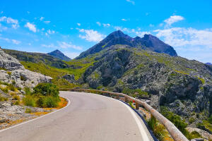 silnice na ostrově Mallorca a nejvyšší hora Puig Major v pozadí