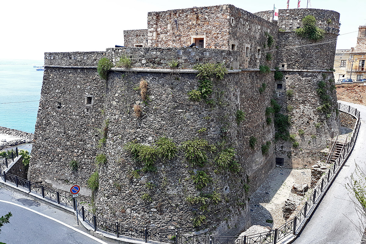 hrad Murat ve městě Pizzo