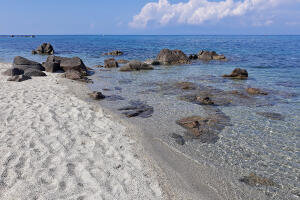 pláž v Kalábrii a Tyrhénské moře