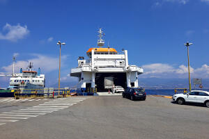 trajekt vyplouvající z města Messina na ostrově Sicílie