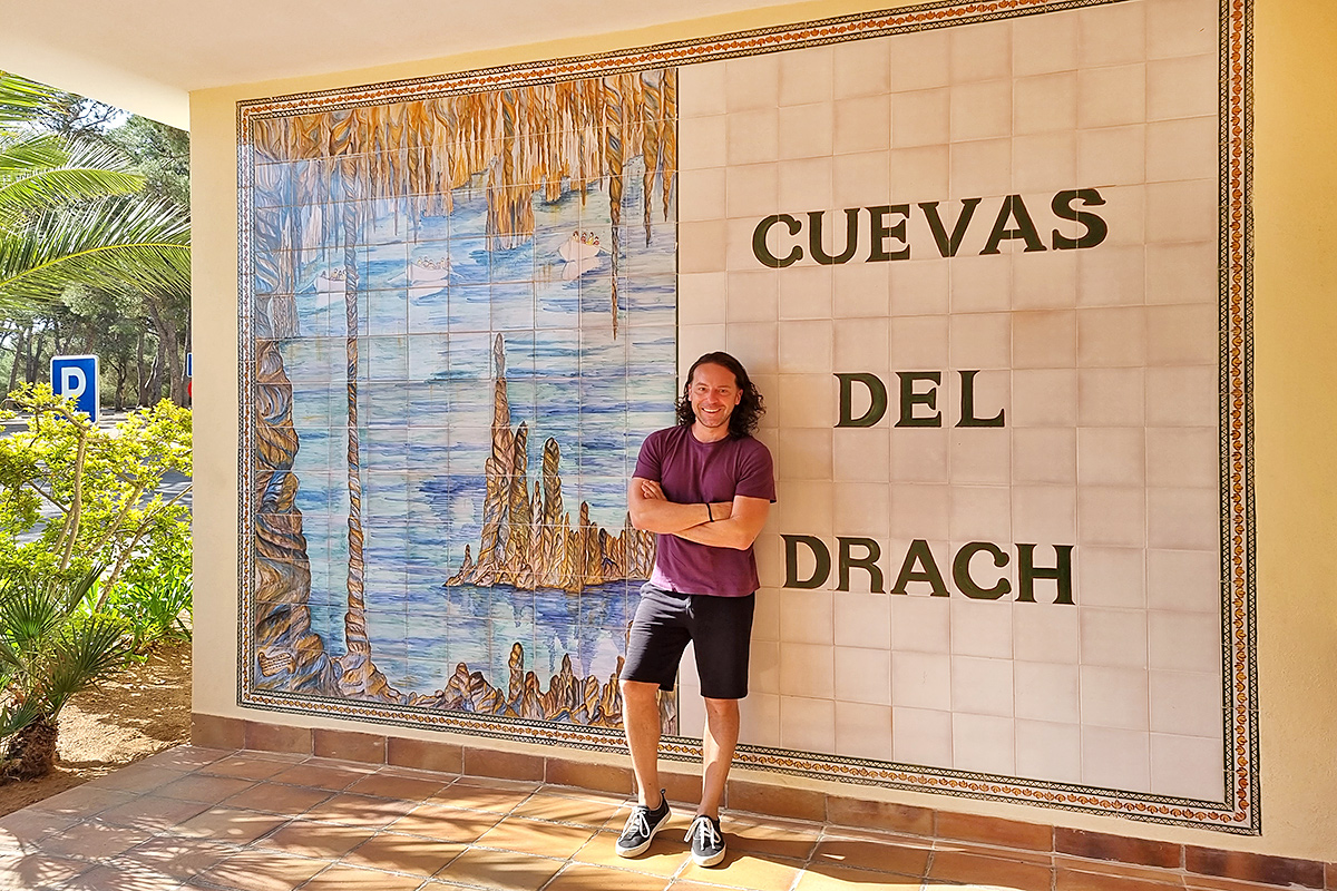 Richard Sacher neboli cestovatel Richie navštívil Cuevas del Drach neboli Dračí jeskyně na ostrově Mallorca