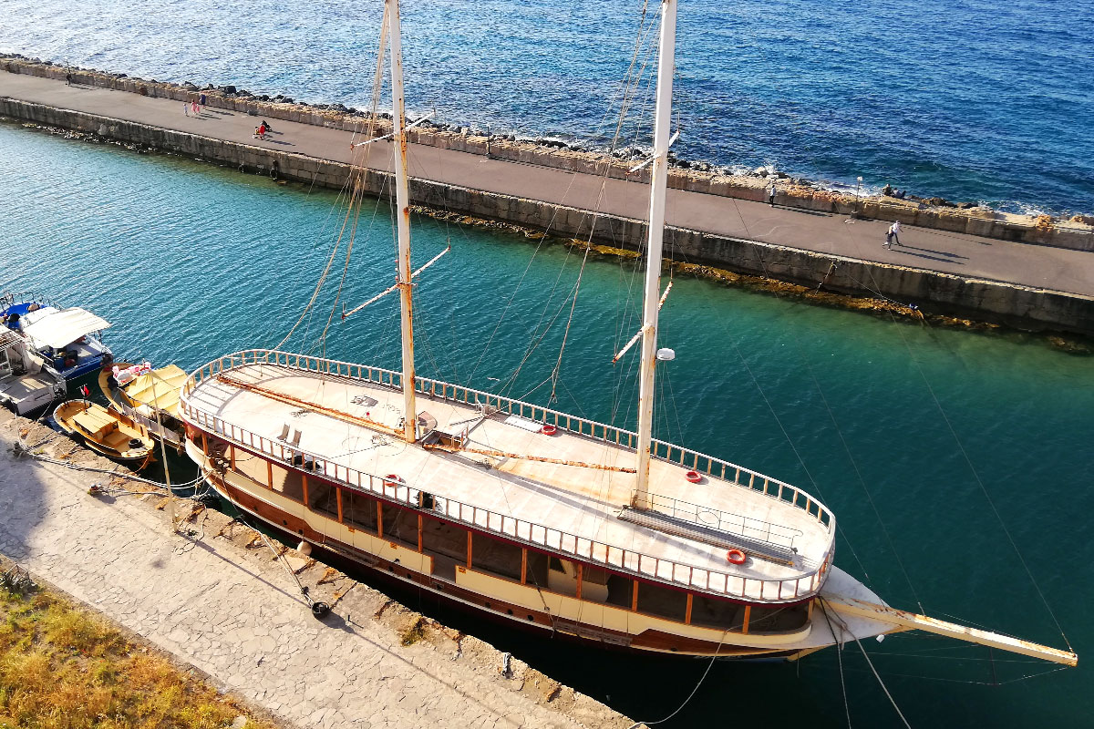 přístavní molo a lodě ve městě Kyrenia