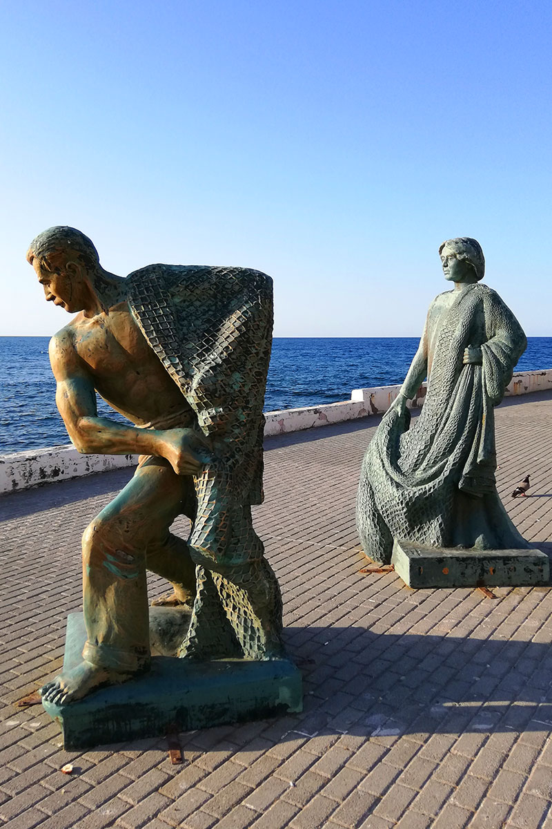 sochy na promenádě Kordonboyu ve městě Kyrenia