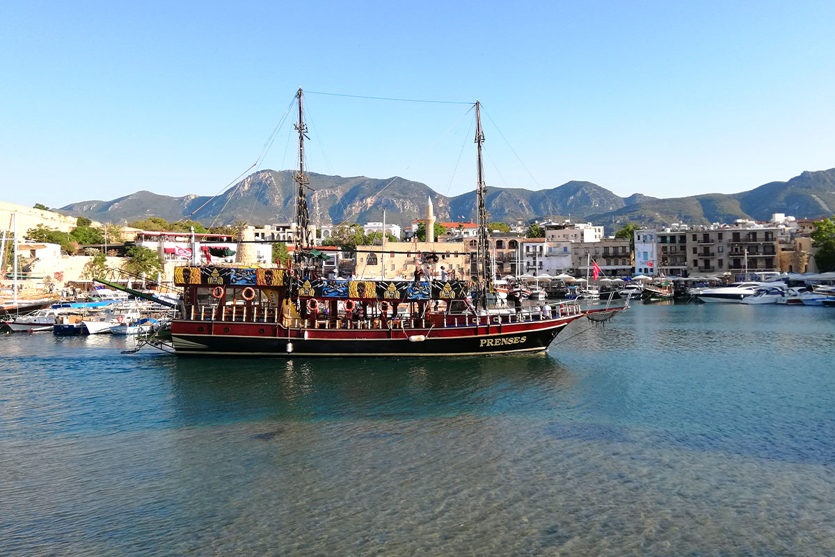 výletní loď ve městě Kyrenia neboli Girne