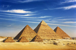 Tvar starých pyramid je inspirován slunečními paprsky?