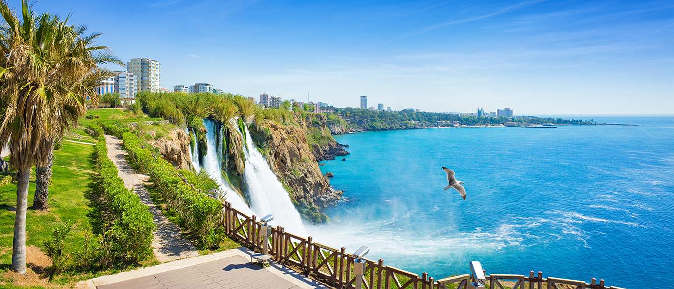 Antalya: Město na Turecké riviéře zaujme přístavem i vodopády
