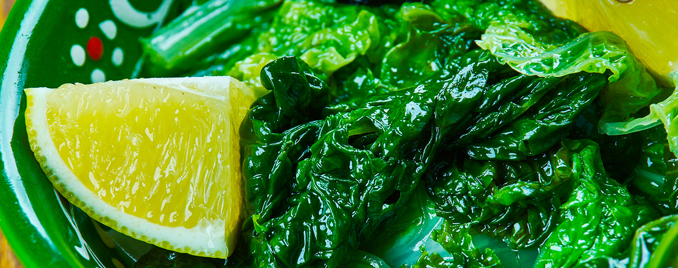 Chorta: Řecký salát s olivovým olejem a citrónem prospívá zdraví