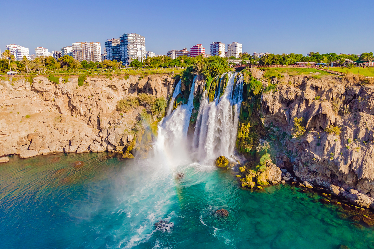 dolní vodopád Düden ve městě Antalya