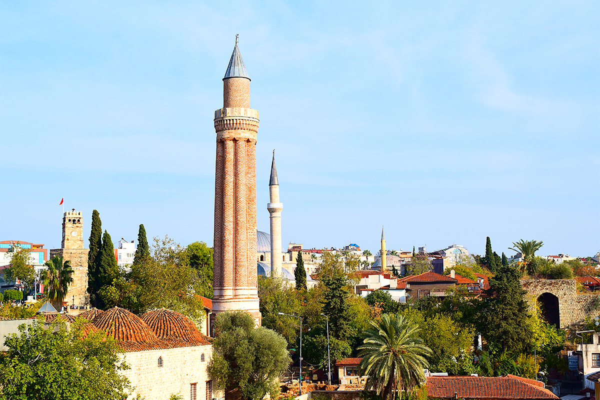 historická hodinová věž a mešita Yivliminar ve městě Antalya