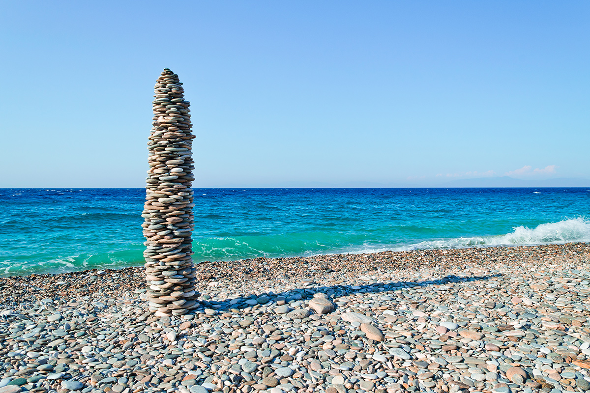 kamenná věž na pláži
