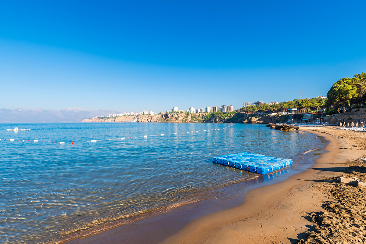 pláž ve městě Antalya