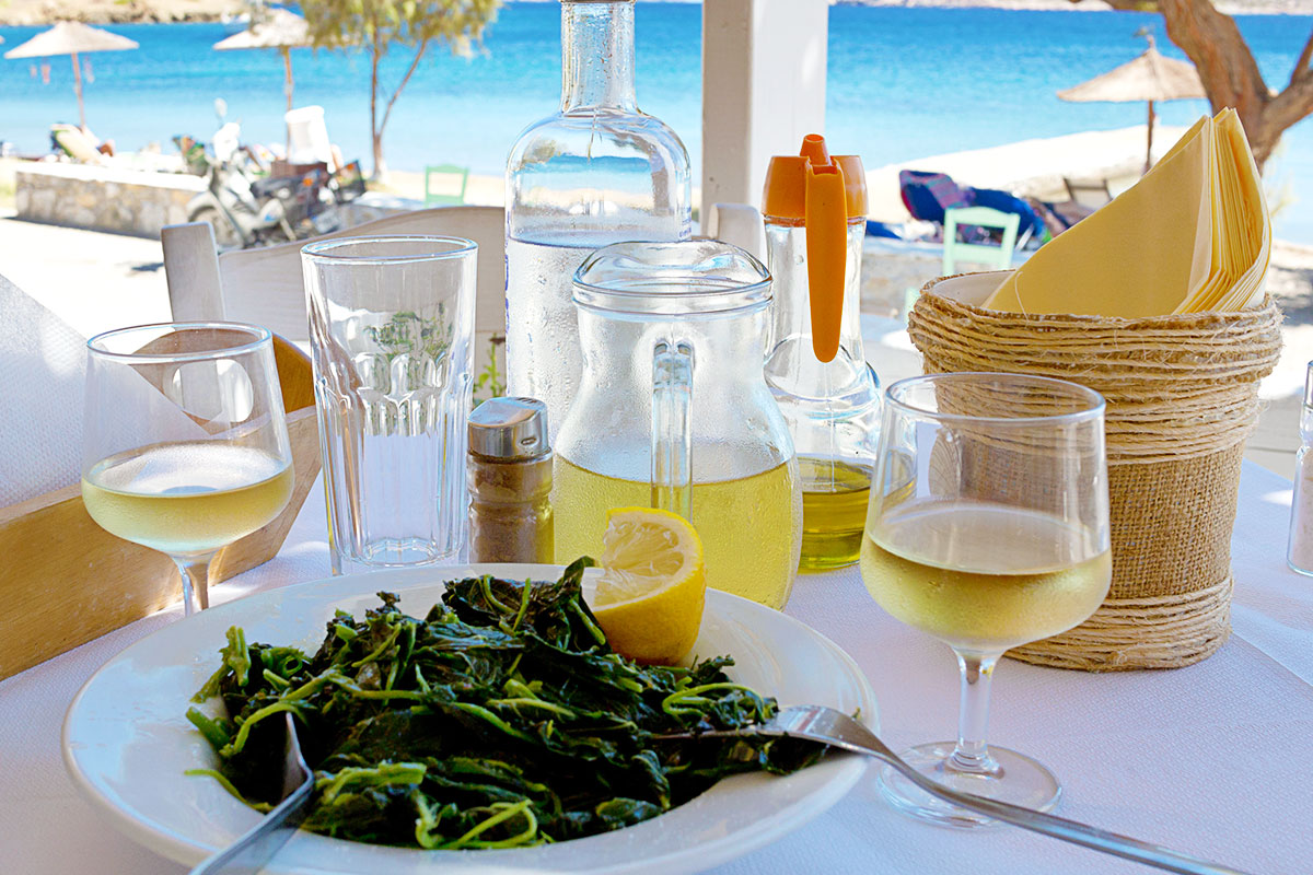 řecký salát s olivovým olejem a citrónem prospívá zdraví