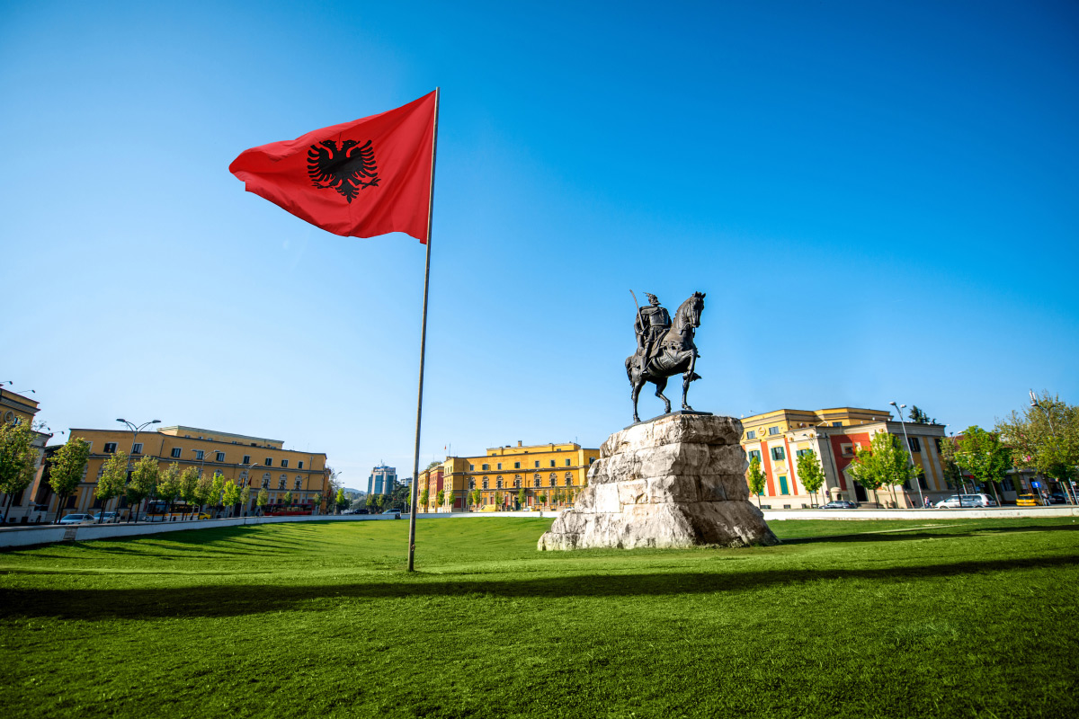 Skanderbegovo náměstí ve městě Tirana a albánská vlajka