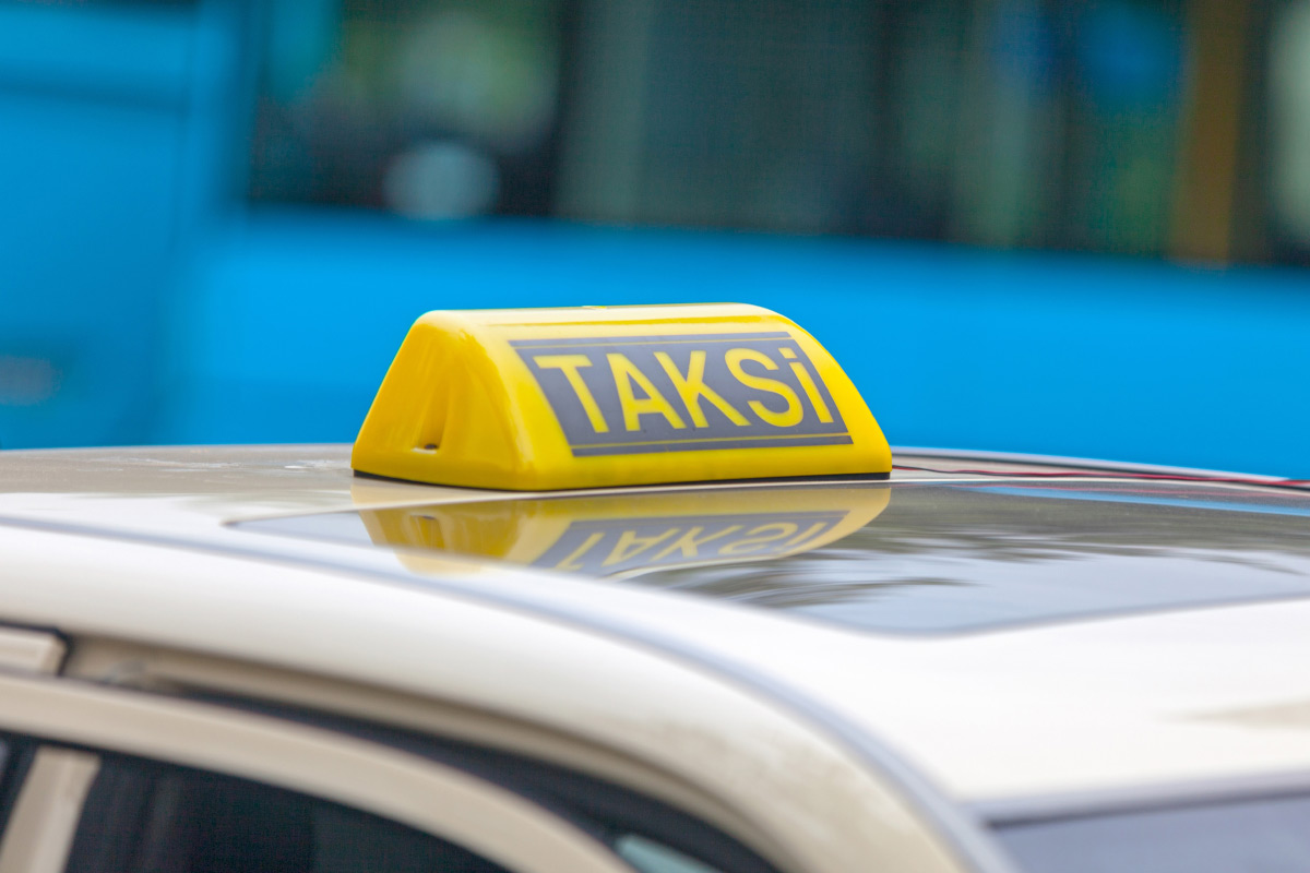 dovolená v Albánii někdy zahrnuje i jízdu taxíkem