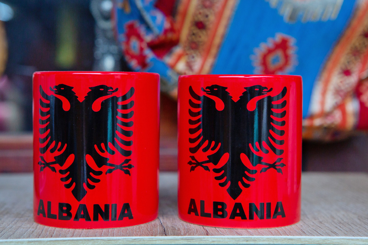hrnky s albánskou vlajkou
