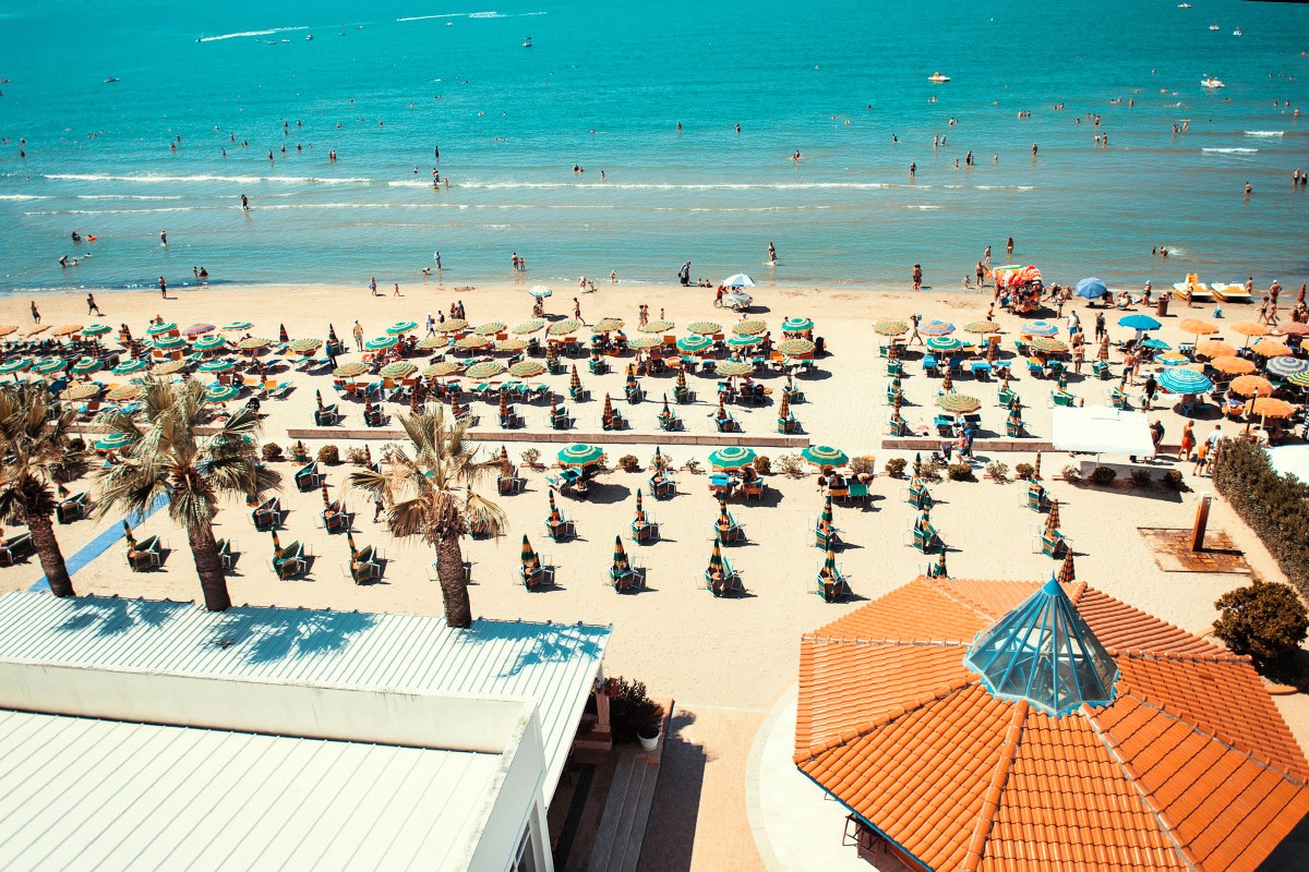 pláž v letovisku Durres neboli Drač