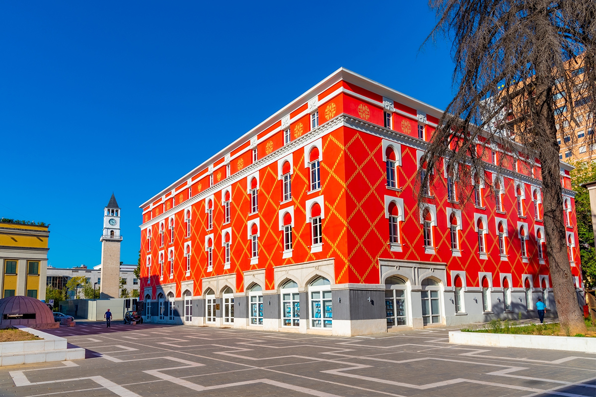 Ministerstvo zemědělství a hodinová věž ve městě Tirana