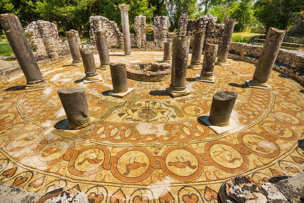 mozaiky a baptisterium ve městě Butrint na jihu Albánie