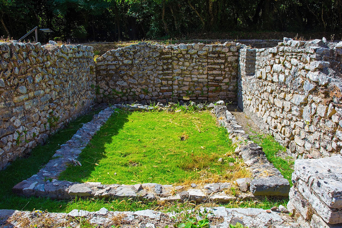 římské lázně ve městě Butrint