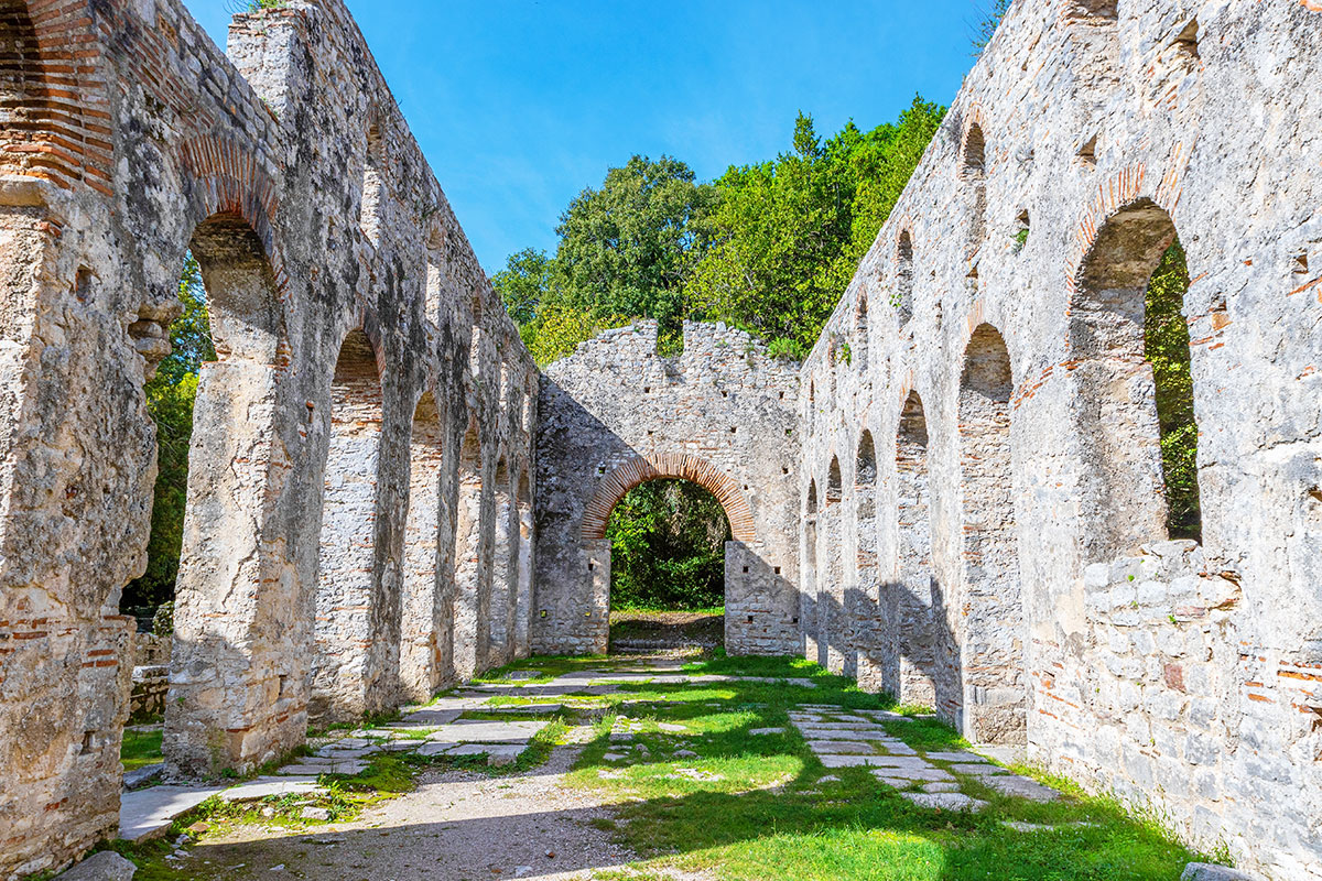 trojlodní bazilika (Great Basilica) ve městě Butrint