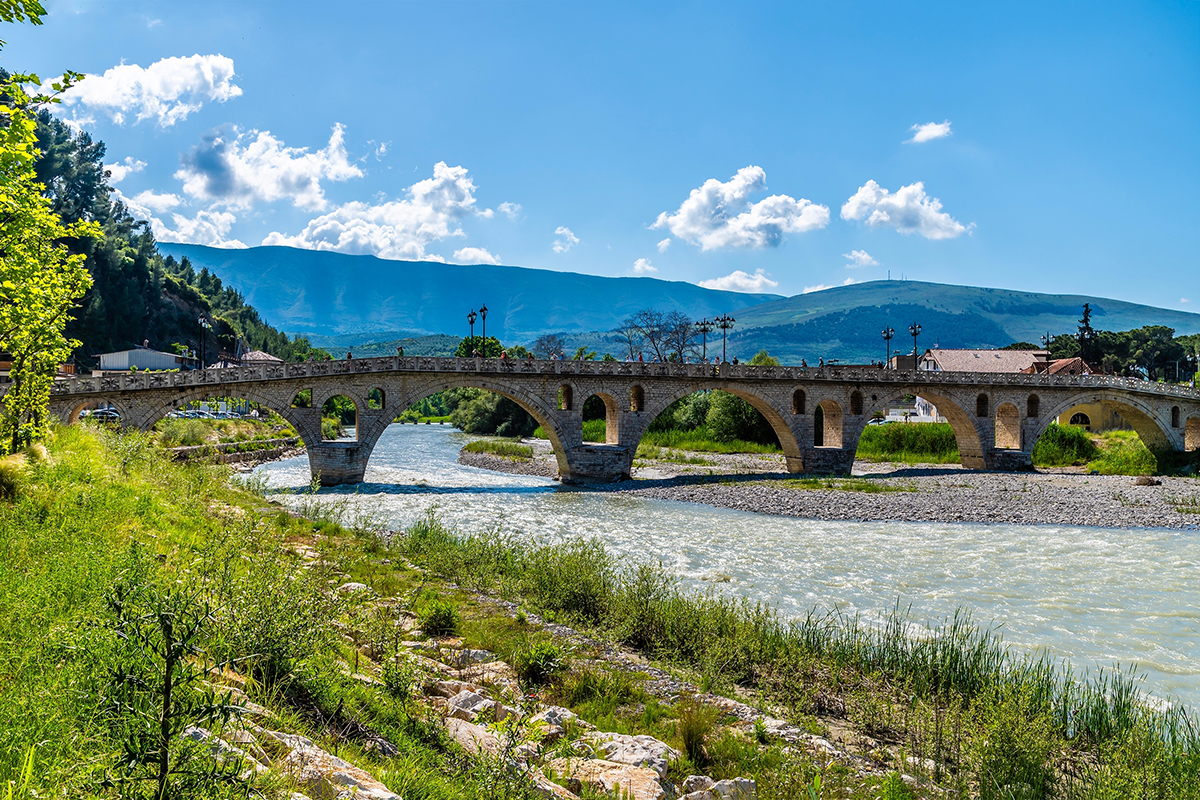 Gorica Bridge neboli Kurt Ahmed Pasha Bridge (Ura e Ahmet Kurt Pashes) ve městě Berat