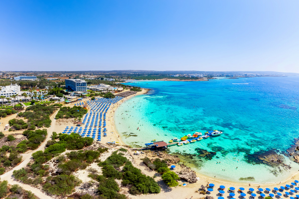 Makronissos Beach v letovisku Ayia Napa na ostrově Kypr