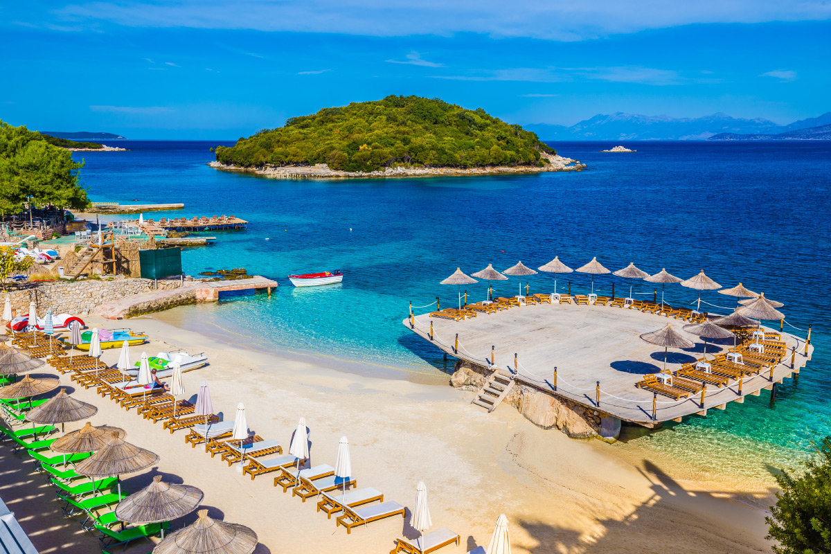 letní dovolená v Albánii může obnášet i výlet na pláž Ksamil Beach