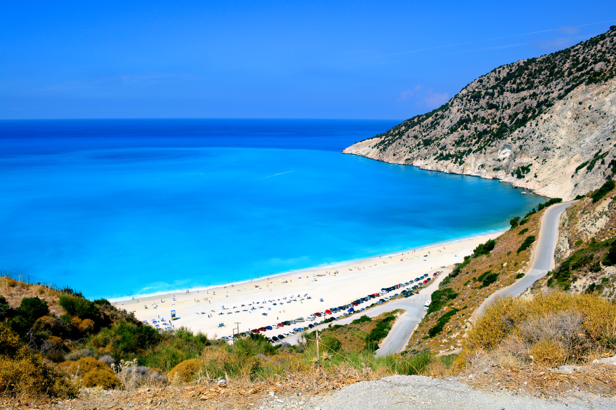 letní dovolená v Řecku se může odehrávat na Myrtos Beach na ostrově Kefalonie