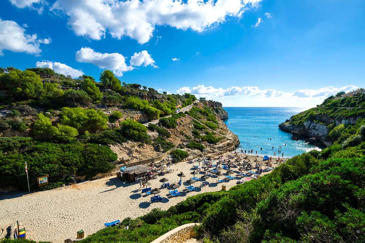 Cala Antena s plážovým barem Inferno