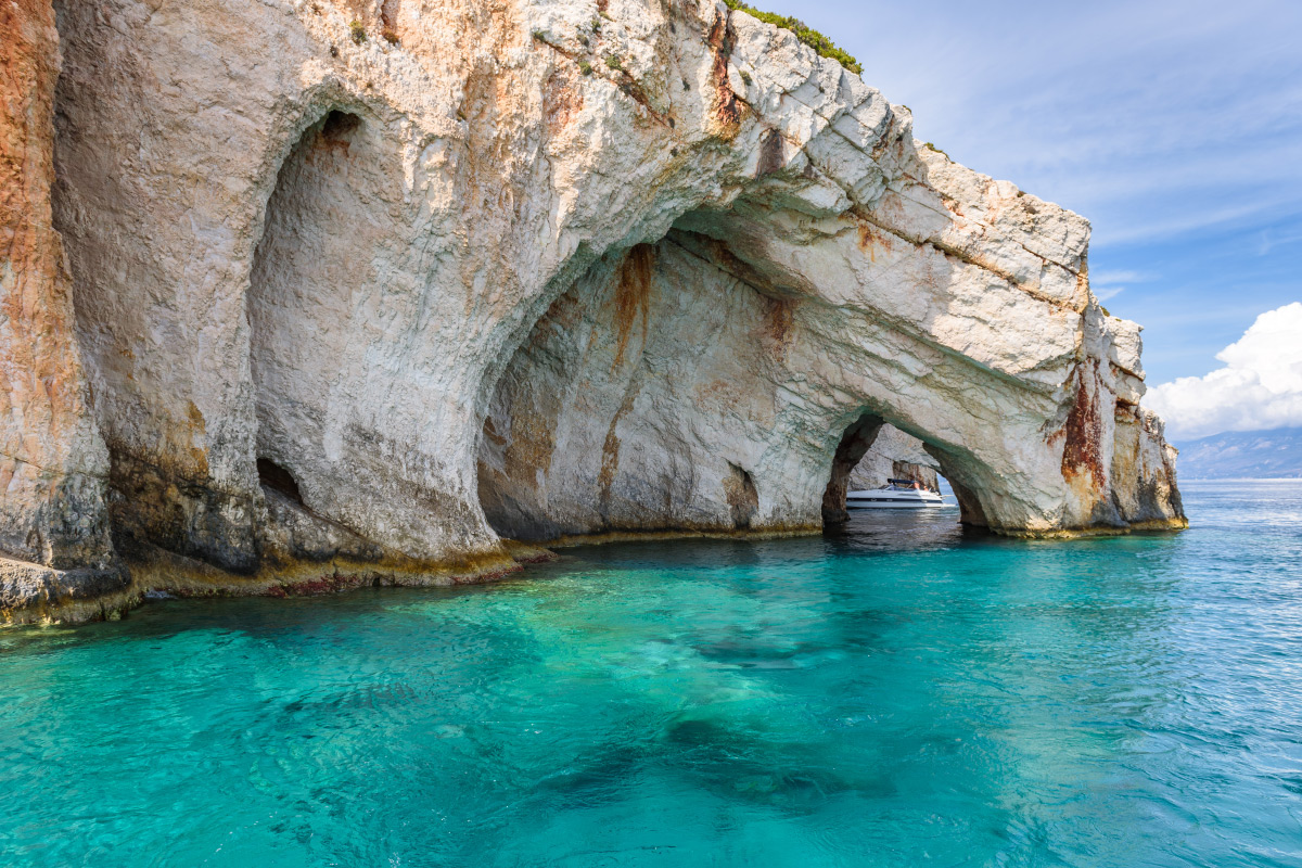 Modré jeskyně (Blue Caves) na ostrově Zakynthos