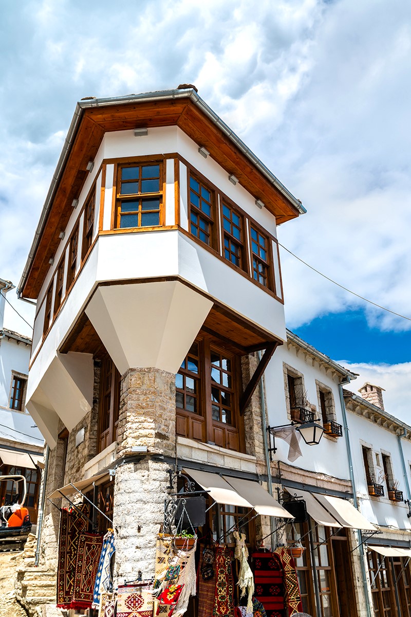 Starý bazar vedoucí ke Gjirokasterskému hradu