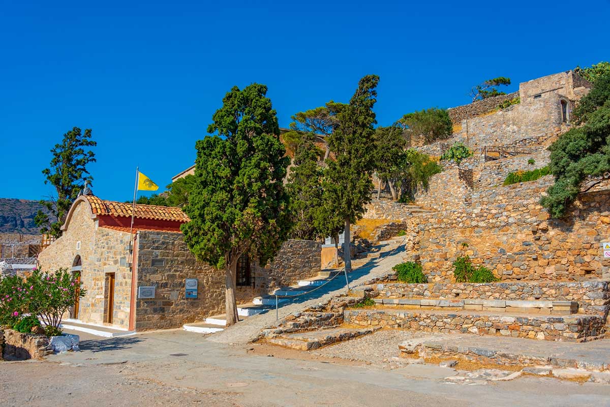ostrov Spinalonga leží v zálivu Mirabello