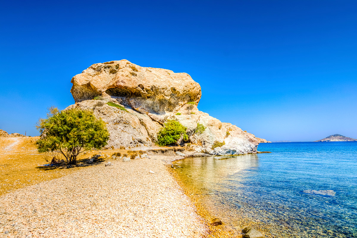 pláž Petra a skalní útvar Rock of Kalikatsou na ostrově Patmos