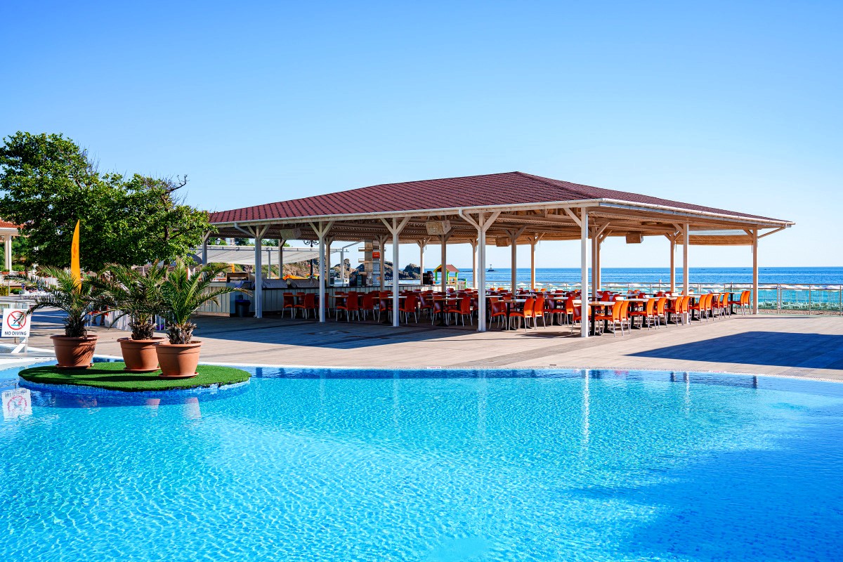 venkovní restaurace hotelu Serenity Bay