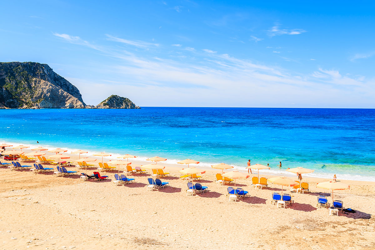 lehátka a slunečníky na Petani Beach