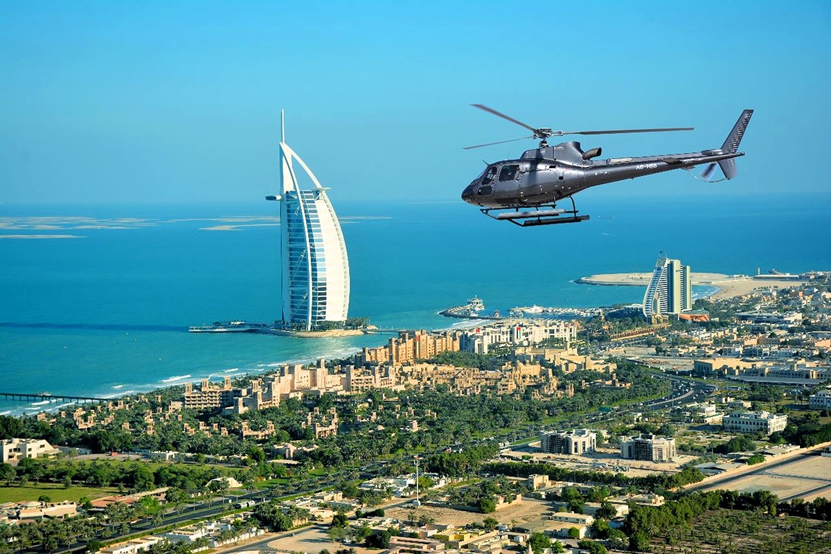 zimní dovolená v SAE nabízí nevšední zážitky a dobrodružství, například let vrtulníkem nad Dubají