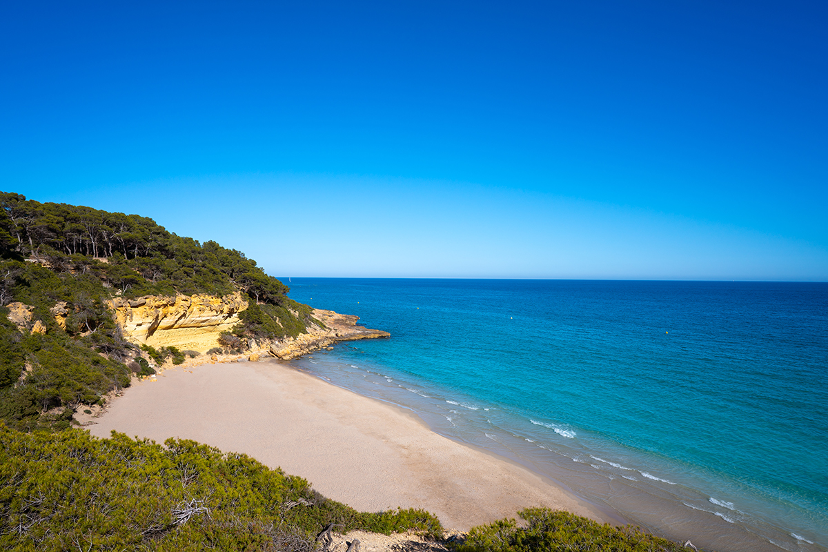 Cala Fonda na pobřeží Costa Dorada