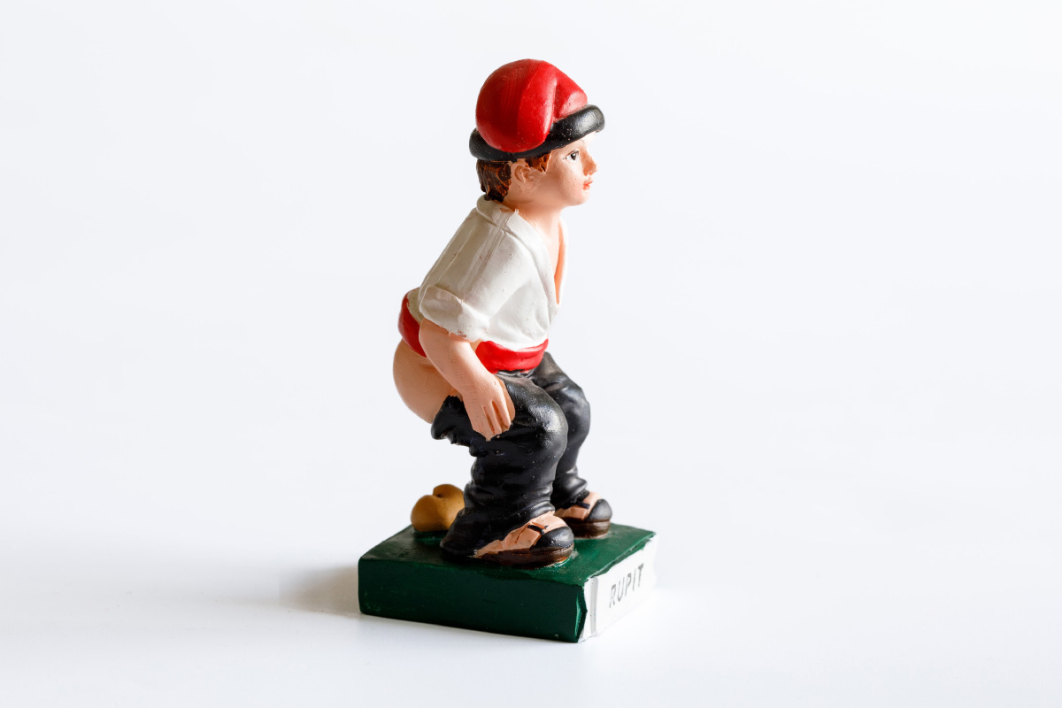 figurka Caganer, které Češi často říkají kakáč
