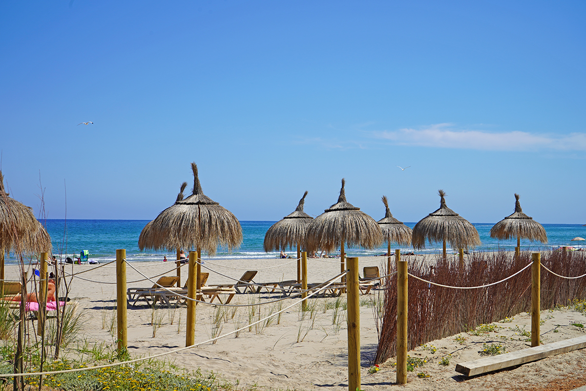 pláž v letovisku La Pineda na pobřeží Costa Dorada