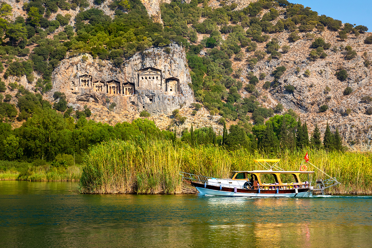 skalní hrobky u řeky Dalyan